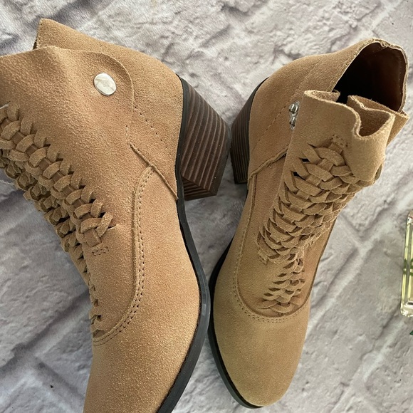 Women’s Plume Suede Ankle Tan Boots Size 6 New - Picture 1 of 5